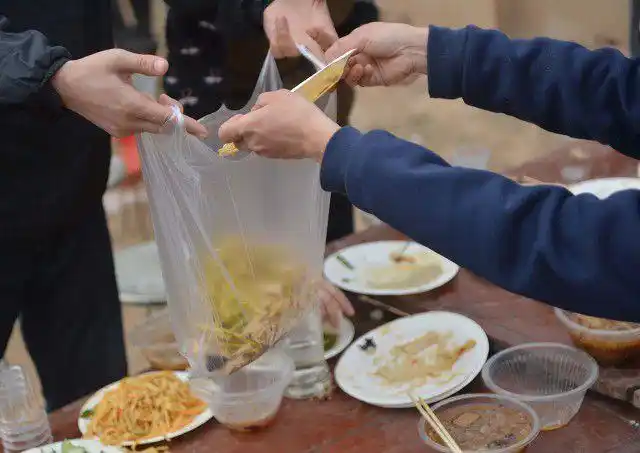 手慢无农村酒席刚开始大妈就掏出了塑料袋这真的是风俗