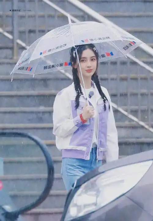 杨颖现身山东录制跑男拼色外套搭配牛仔裤休闲气质惹人围观