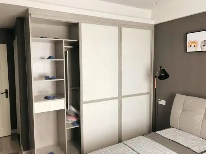 7,主卧部分一面墙衣柜,后期买买买房东西就靠它了.