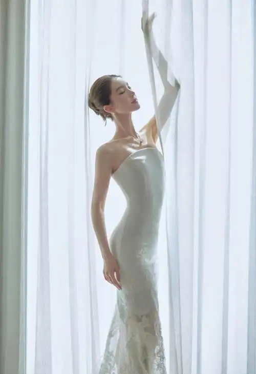 金晨穿抹胸裙亮相尽显好身材盘发造型吸睛