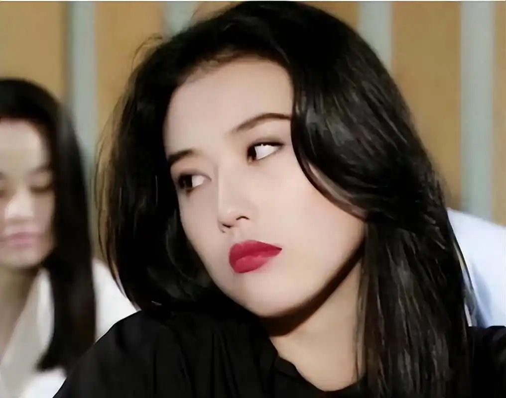 周海媚:不烫老年头,不穿老年装,到老都没有大妈感 周海媚56岁依然魅力