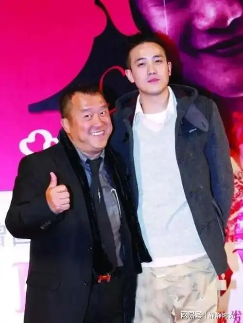 看看曾志伟和他儿子,你就知道什么叫一副好身材撑起一张脸了|编剧