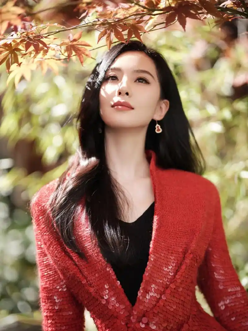 刘诗诗演绎红色魅惑,亮片套装写真尽显唯美时尚!#动态连更挑战