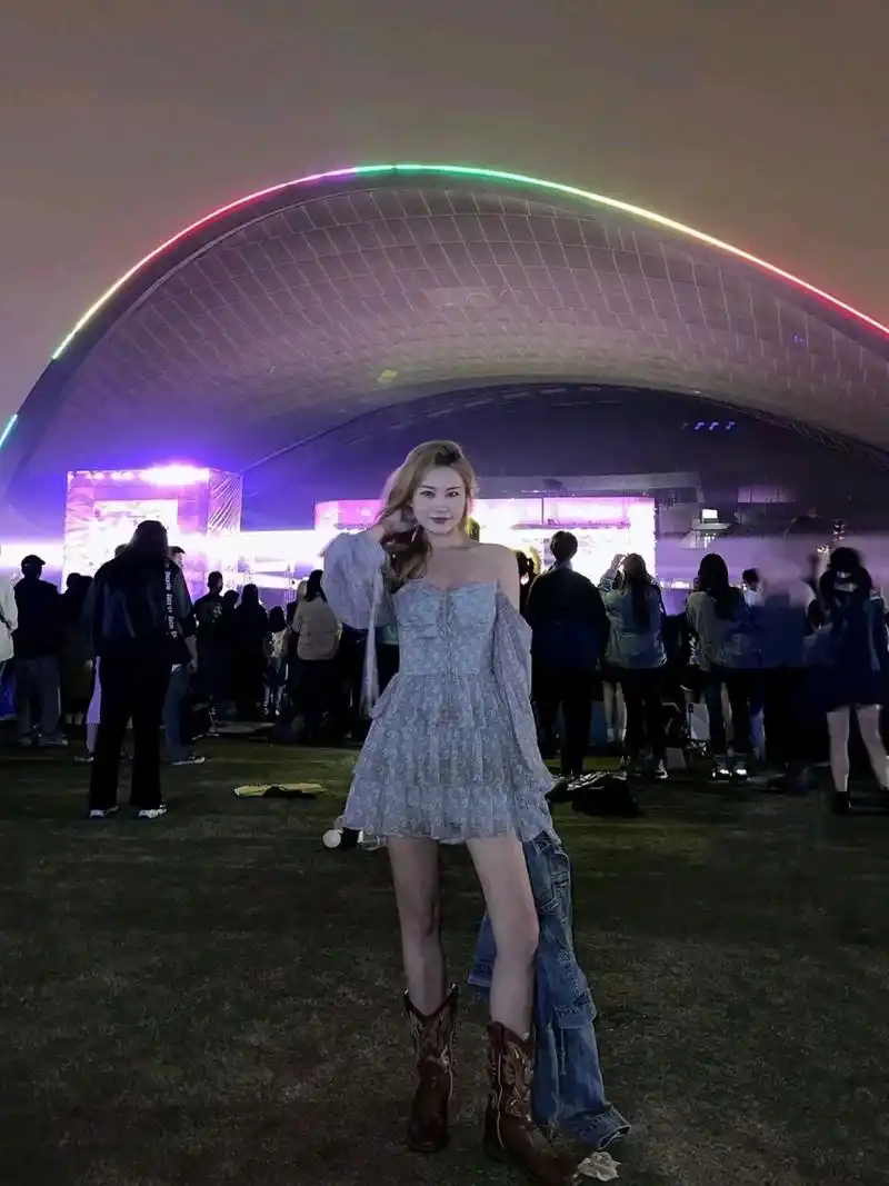 和姐妹在成都凤凰山参加音乐节 从东郊出发经莲花府邸,到达凤凰山 听