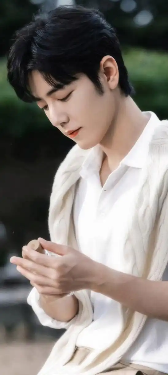 肖战,犹如阳光下的一抹温柔.白衬衫的简单纯粹,给人以宁静致远的感觉.