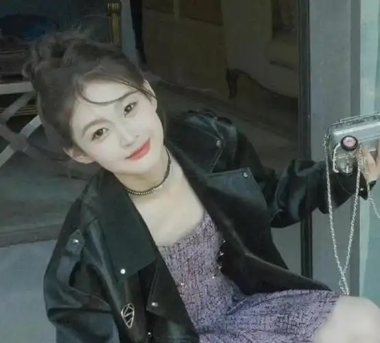 王思聪年初七上海高级餐厅被偶遇同行女生真的很美