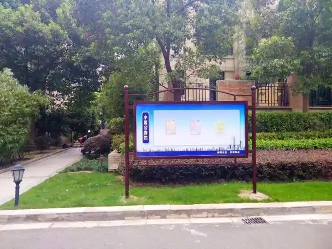 公告栏的设置为便民广告的张贴提供了规范性场地,有效缓解"牛皮癣"
