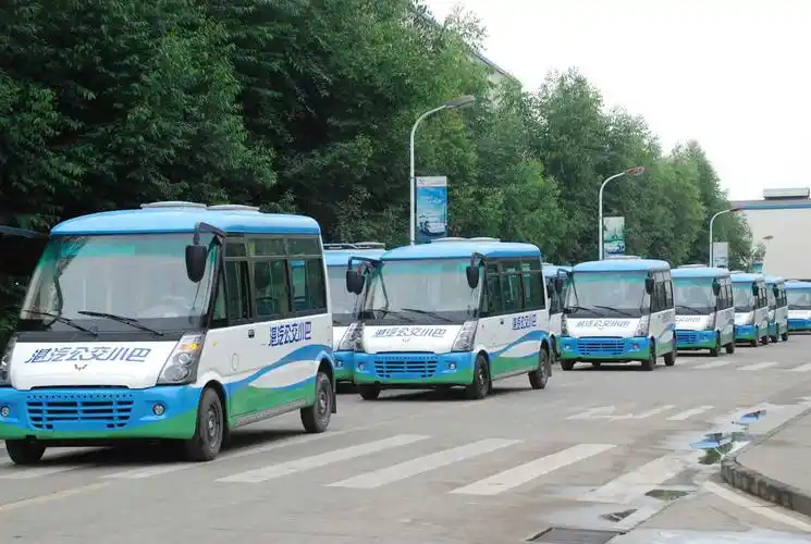 展开全部 五菱小公交 4.6-5.5米 7-11座 跟据用途有不同的配置和凸圹