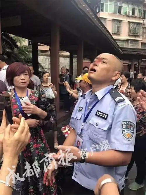 四川一公园保安制止广场噪音被老汉袭击砸裂鼻骨