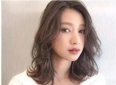 齐肩发烫发发型 齐肩发选择空气感纹理烫的设计,层次感十足.