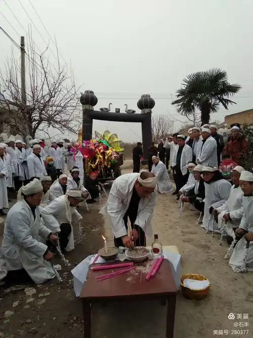 23/上香,跪拜,斟酒是祭奠中必不可少的仪式.