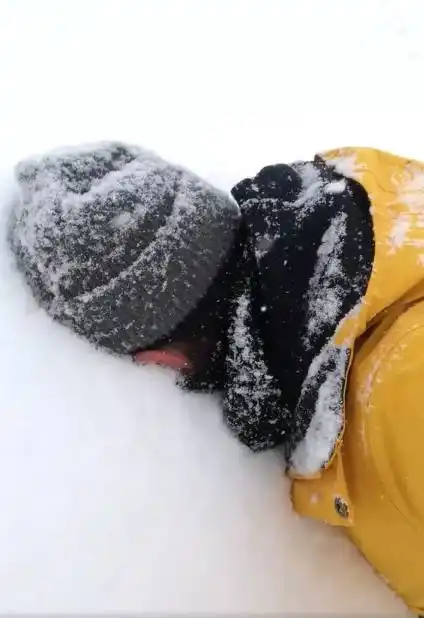 邓超闷雪称自己冻龄,二傻子美丽冻人,精神病主治医师询问病情