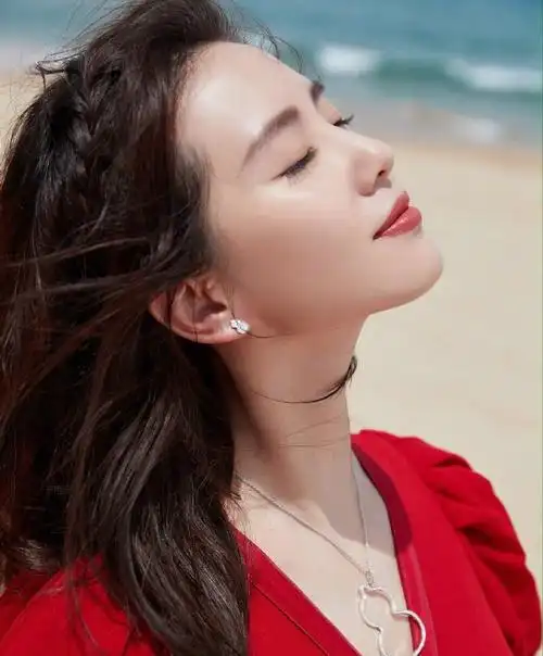 刘诗诗碧海蓝天大片,蓝天白云碧海红裙,侧脸颜值真的绝了