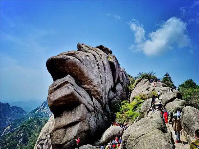 鳌鱼峰高1780米,峰以形名,如巨大高昂的鲸首,活灵活现,鲸嘴大张,大有