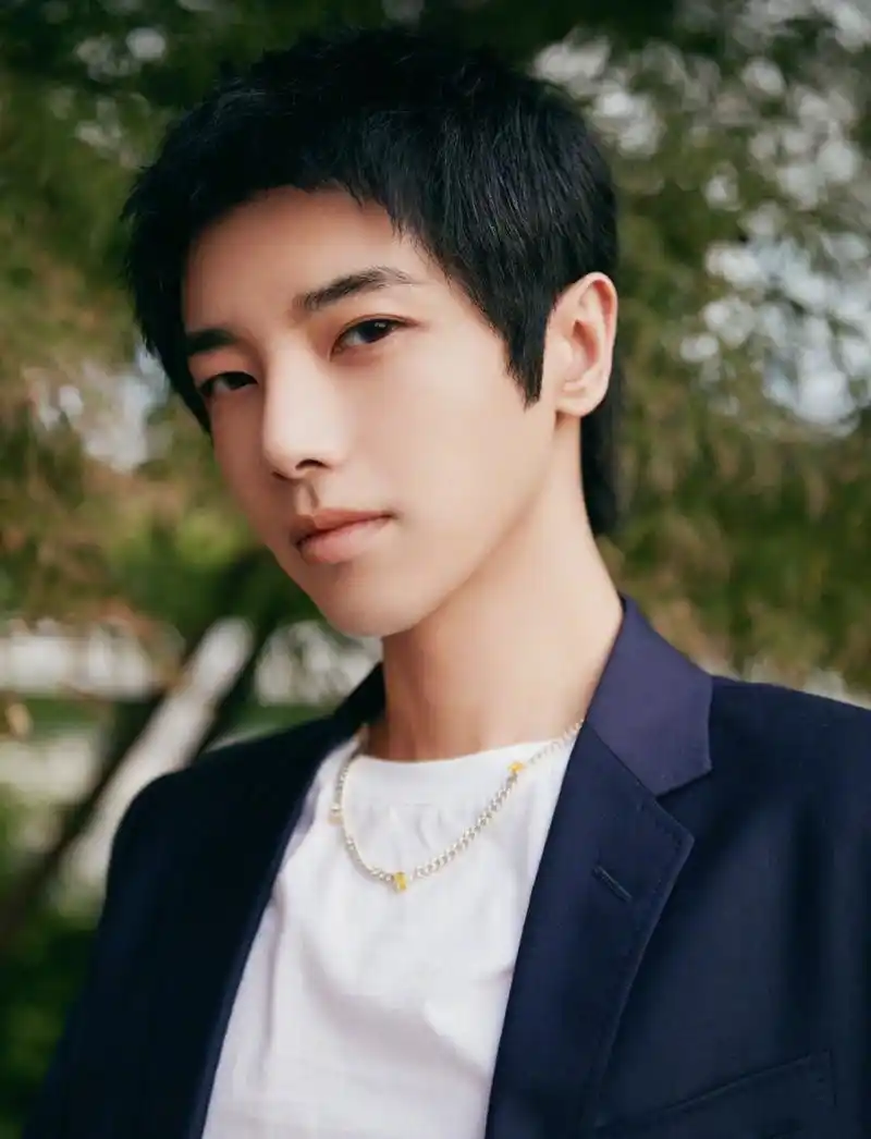 华晨宇 @华晨宇秋日明眸大片 阳光温柔,秋日园林里闲庭信步的花花