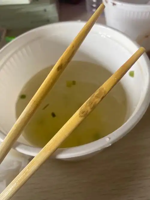 就在刚刚!最后喝汤的时候 才发现筷子发霉了