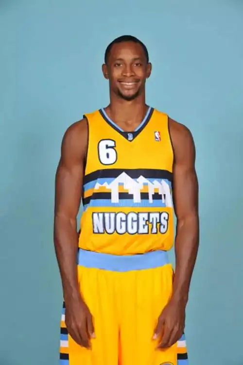 体育 正文 凯尔·福格出生于1990年1月27日,身高1米91,体重85公斤.