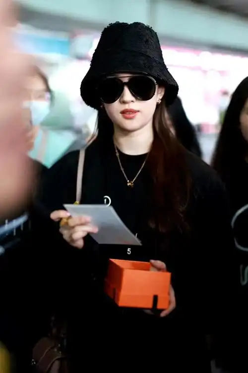 刘亦菲现身机场,黑色廓形西装搭瑜伽裤,戴渔夫帽好时髦!