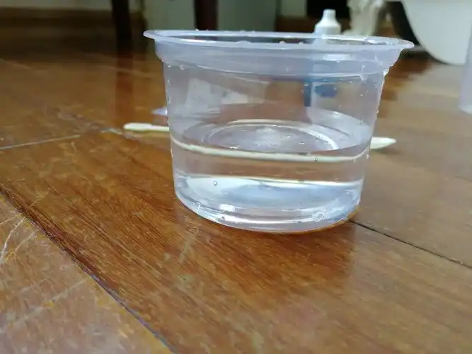 将60毫升清水倒入果冻杯中