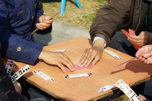 七旬老人玩川牌 比斗地主快乐