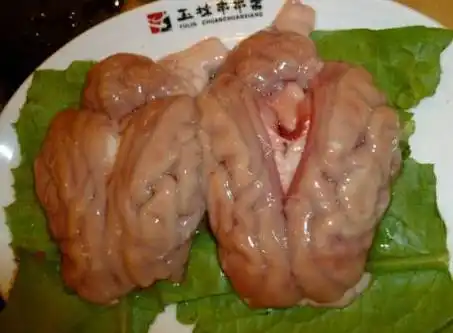 活吃猴脑,生吃活刨猴脑过程残忍至极(恐怖菜肴活吃猴脑)