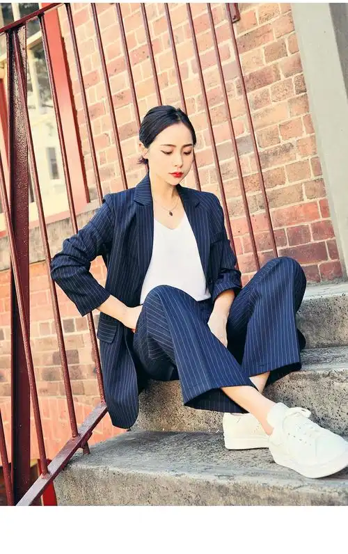干练女绅直条纹西装外套