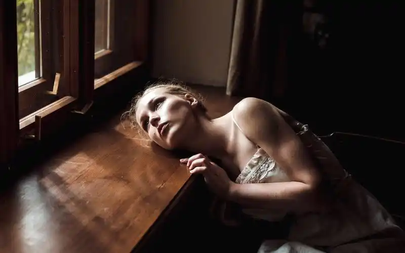 悲伤的女孩,望着窗外