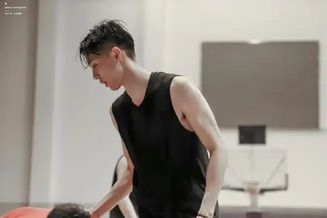 周峻纬腹肌线条##网剧遇见你之后