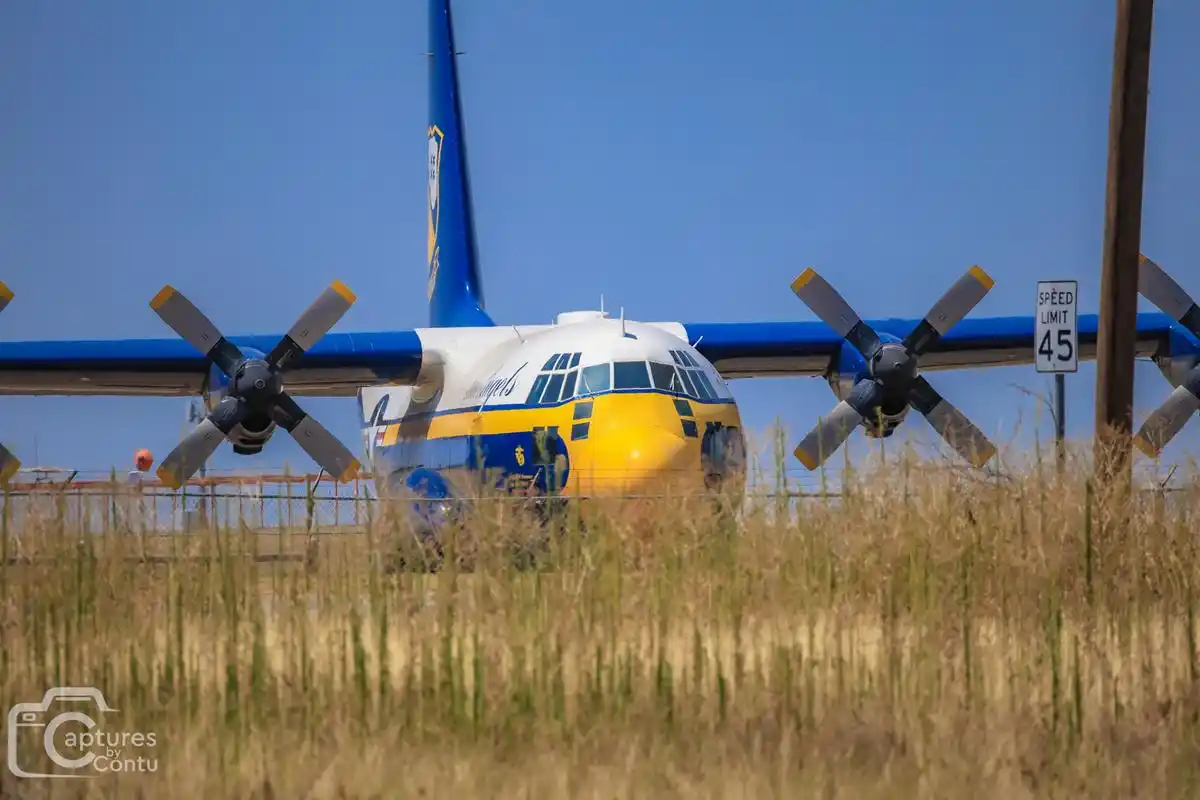 蓝天使飞行表演队独有的c130运输机! 黄色的大机鼻很是喜感.