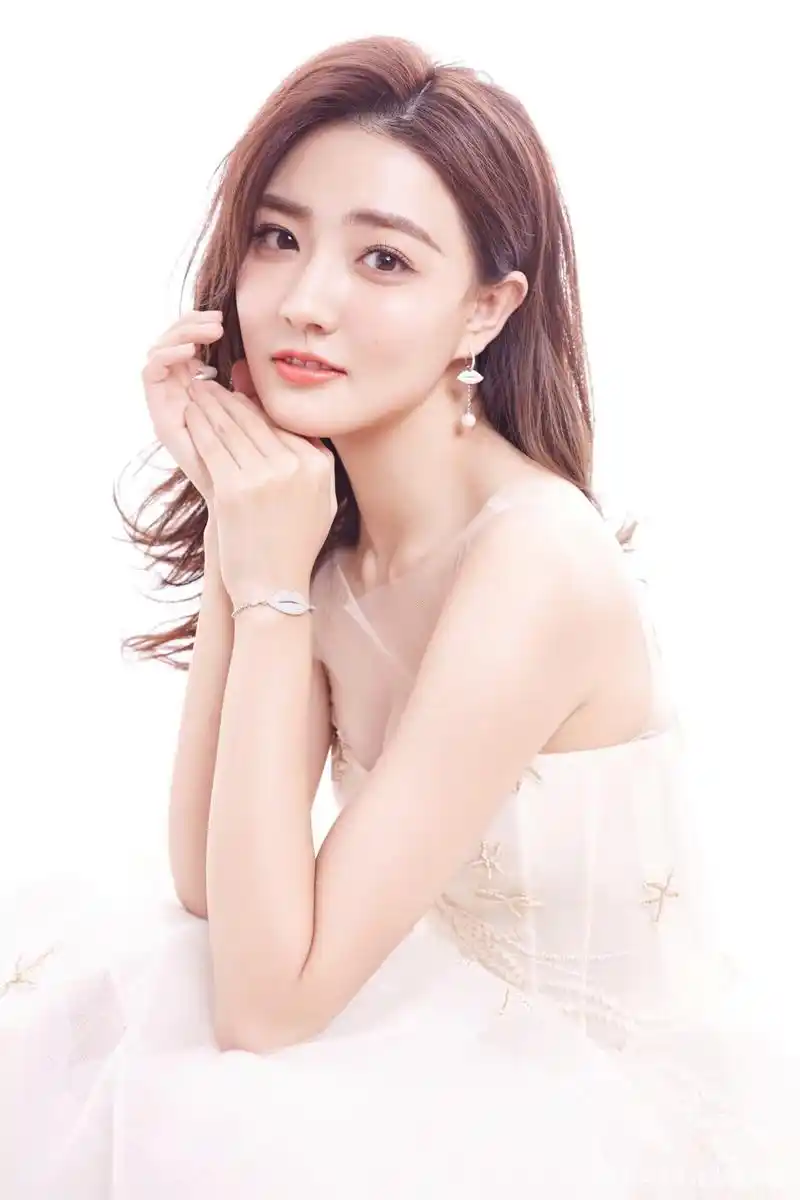 徐璐身穿抹胸连衣裙的性感写真太美了