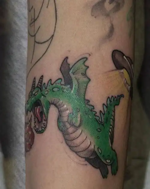 这个小龙有点火纹身图片_手臂new school龙火纹身图案