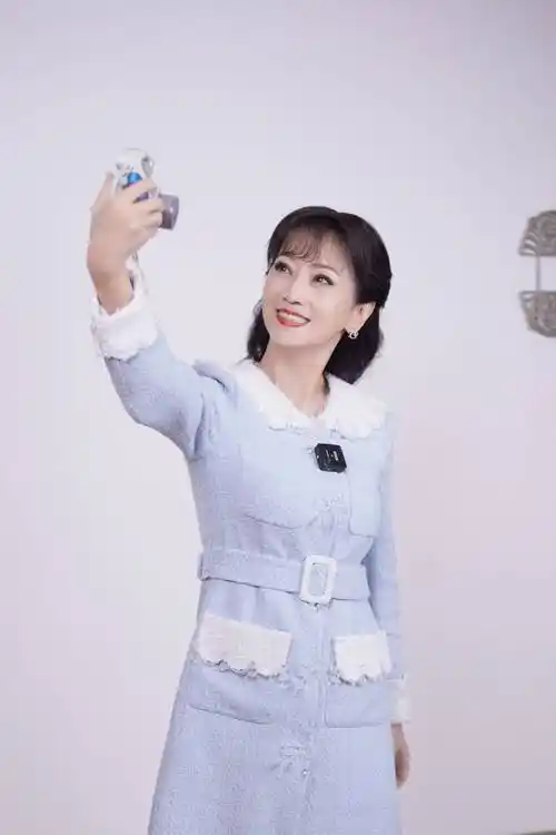 赵雅芝穿蓝色连衣裙笑容温婉气质满分