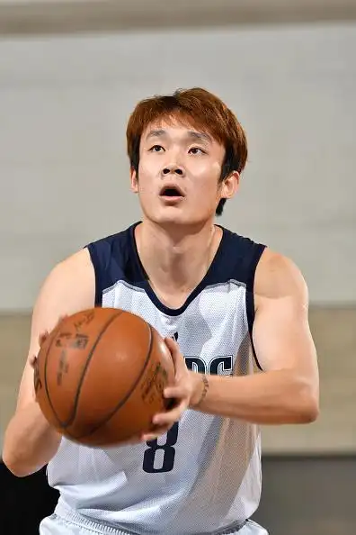 2016/17赛季,青岛男篮外援乔纳森吉布森曾效力于达拉斯小牛队,作为