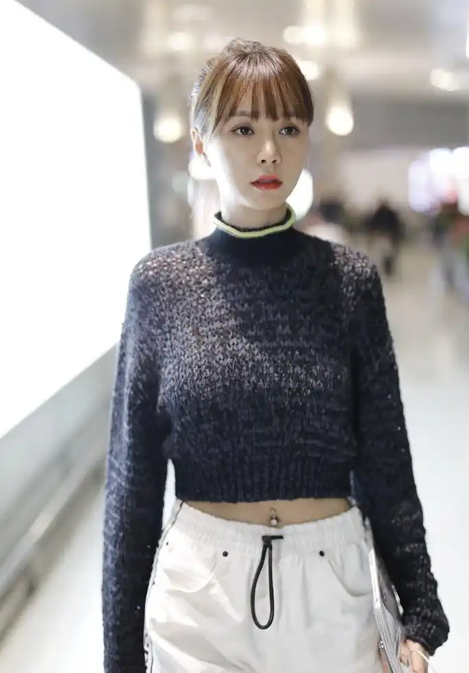 2019年4月8日,沈梦辰亮相上海机场,她身穿露脐短款毛衣小露蛮腰,梳着