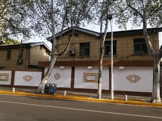 坞新村一区复古围墙桃花坞新村一区高大围墙顶部和底部喷绘褐色真石漆