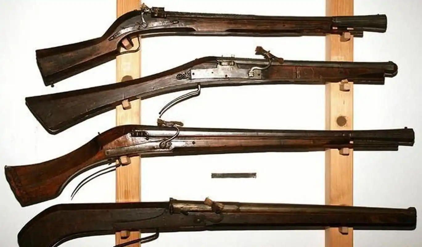 知识科普:火绳枪:点燃火绳引燃火药的一种简单的枪械.