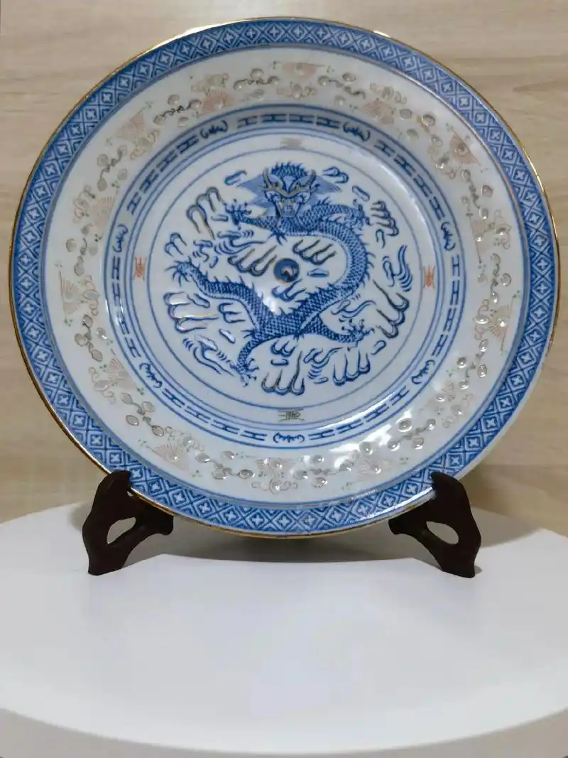 青花龙纹描金玲珑瓷瓷盘.景德镇七十年代制作.底款:中国制造 - 抖音