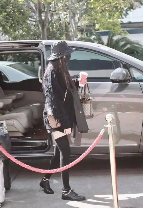 杨幂奢侈品包包一背就是三,被网友喻为"行走的钞票"!_古驰_一身_袜子