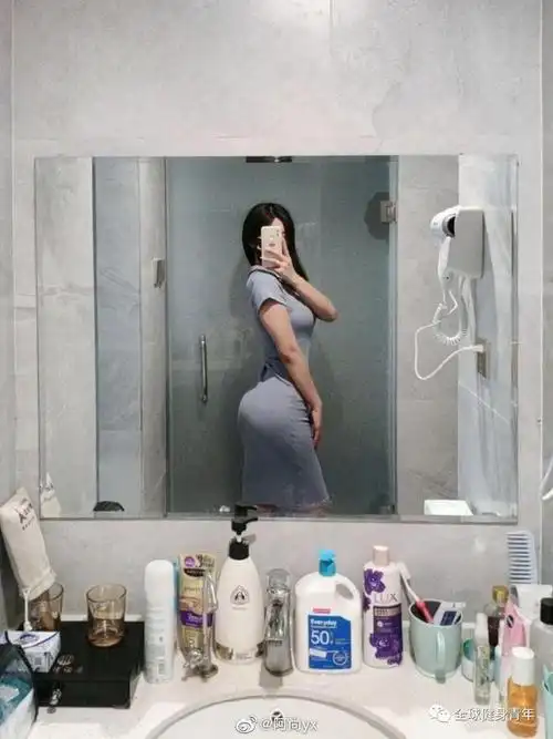 认为她的穿着打扮媚男ghs姑娘走红之后很多人对她提出了质疑"训练五