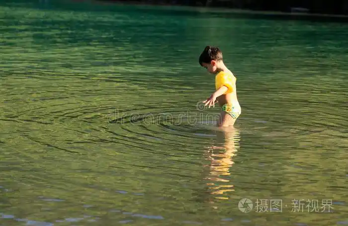 小男孩想在海里游泳照片-正版商用图片10b4vb-摄图新视界