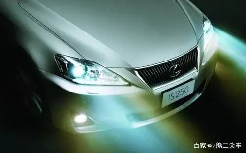 突遇大雾,宝马车没开"雾灯"开了"双闪灯",其原因是这样的!