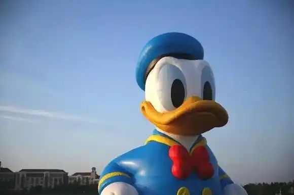 迪士尼巨型唐老鸭来了 辣么大的鸭鸭你怕了吗?