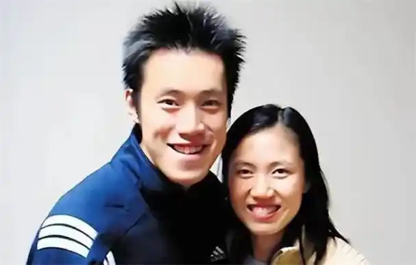 值得一提的是,郎平这次从美国回来,还带着老公(著名鉴宝专家)王育成