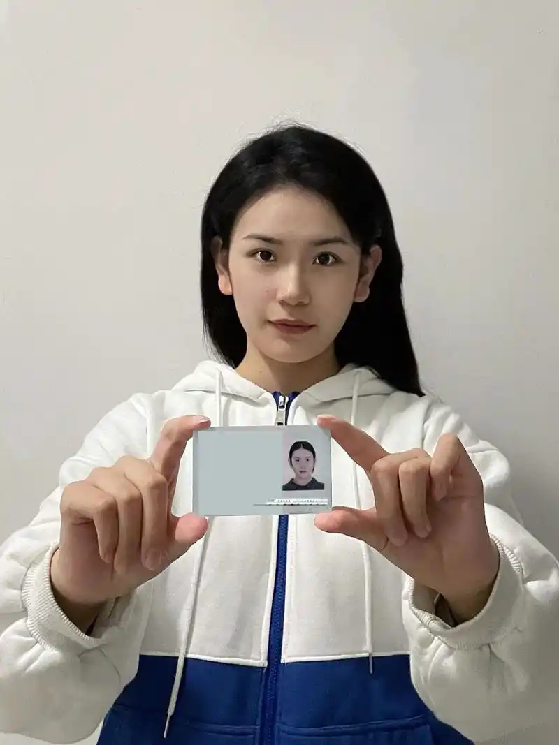 考研手持身份证照片 十分钟速成照!