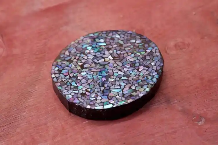 做了一个密贴螺钿工艺的茶垫,我使用了大量的贝壳一个个的紧密的贴在