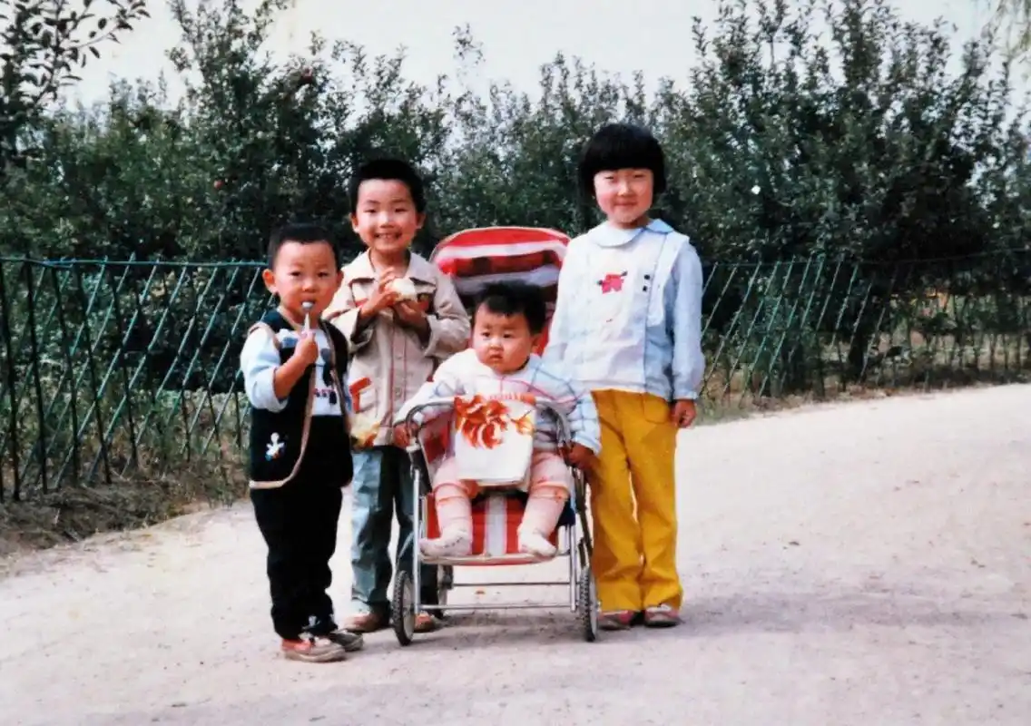 我们兄弟姐妹四人,每人生养了一个独生子 - 抖音