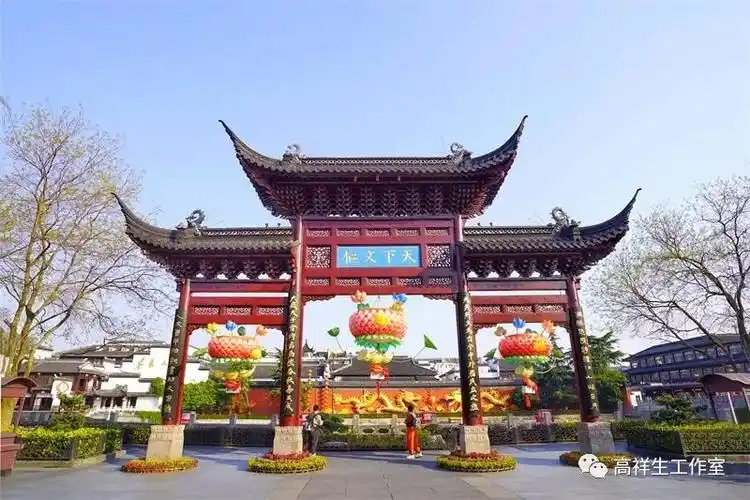 夫子庙广场上镌刻"天下文枢"的木牌坊  高祥生摄影