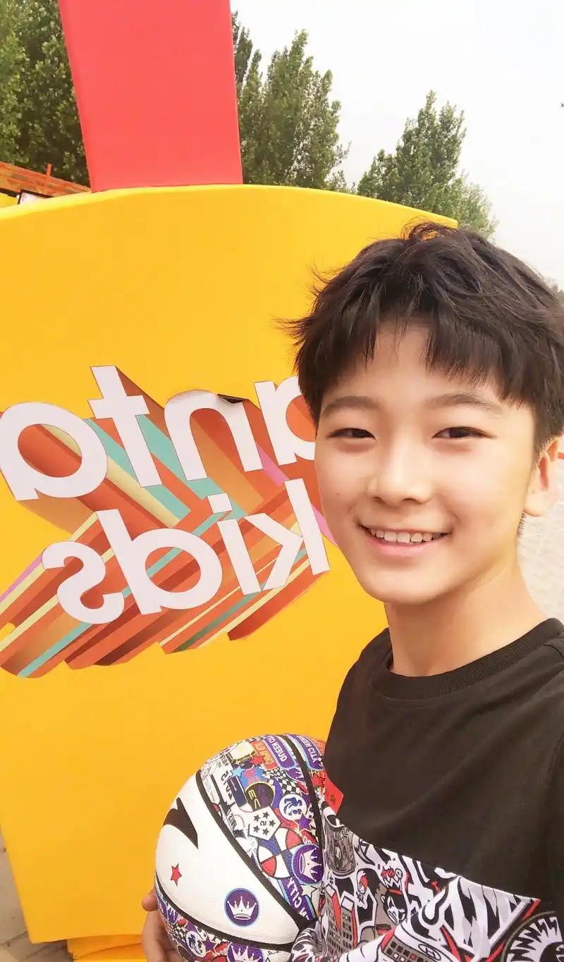 而张悦轩天天就更不用说了,2007年出生的他今年刚刚12岁,但是身高可是