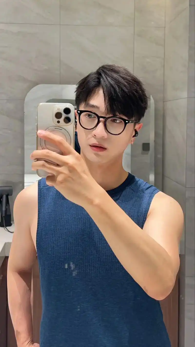 穿花里胡哨自拍?的男的