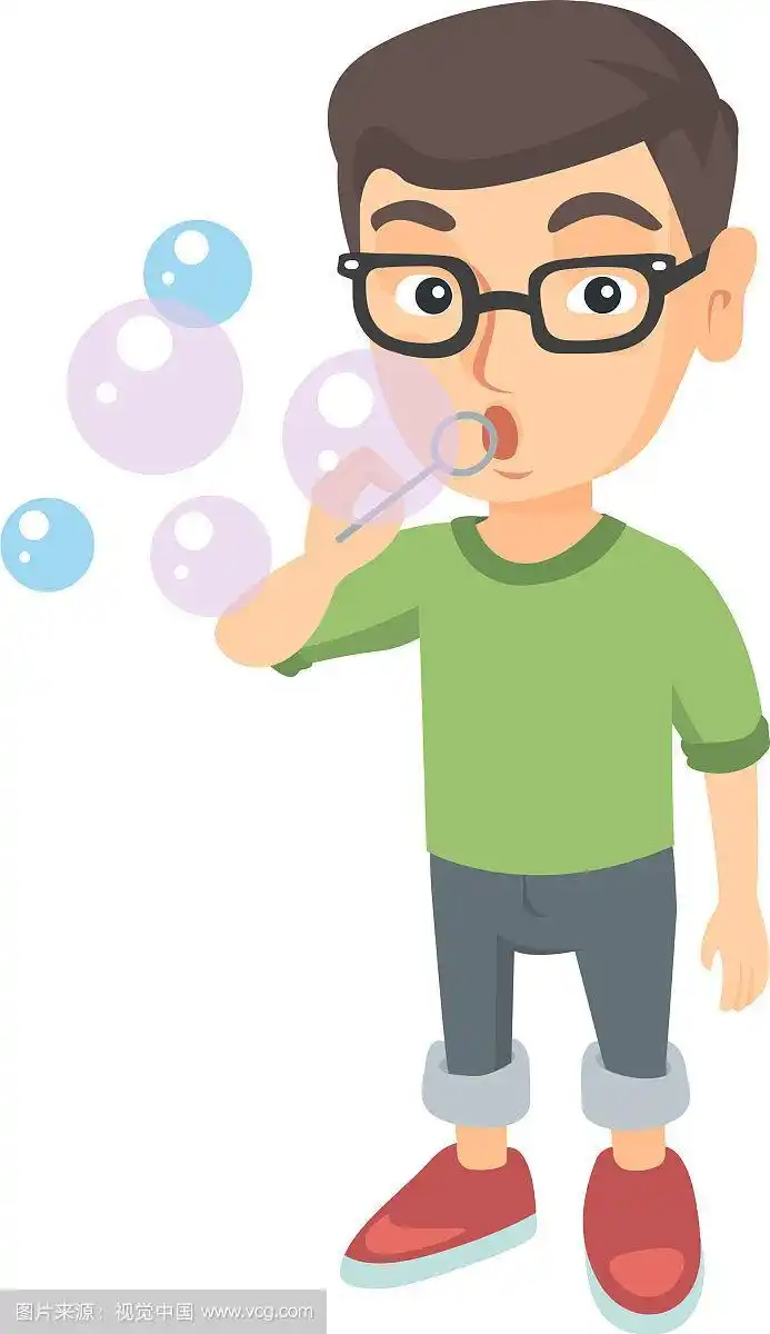 吹肥皂泡的白人小男孩